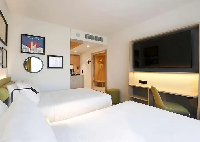 Hampton By Hilton Krakow Airport מלון 3*