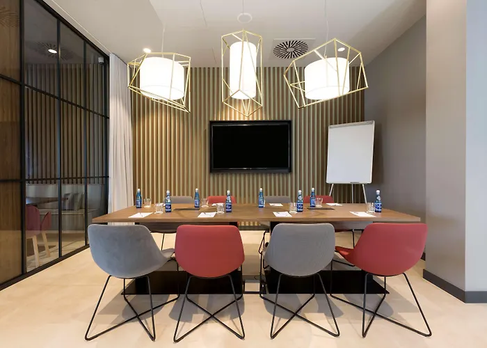 Hampton By Hilton Krakow Airport מלון