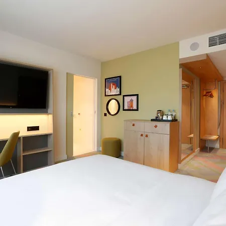 Hampton By Hilton Krakow Airport 3*